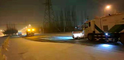 呼和浩特环卫部门闻雪而动连夜清扫道路积雪保障畅通